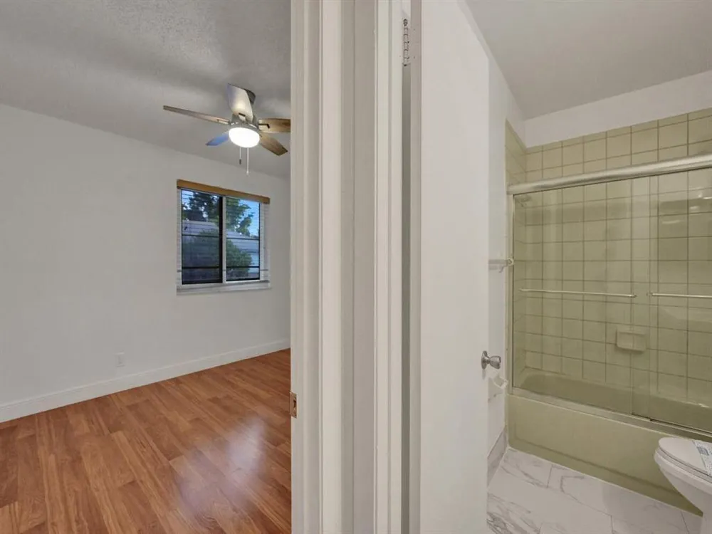 9845 Riverside Dr, Coral Springs, FL 33071