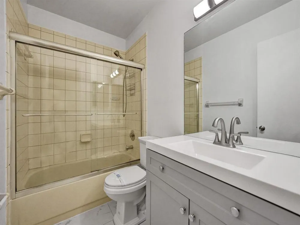9845 Riverside Dr, Coral Springs, FL 33071