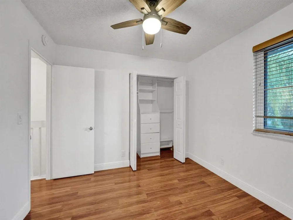 9845 Riverside Dr, Coral Springs, FL 33071