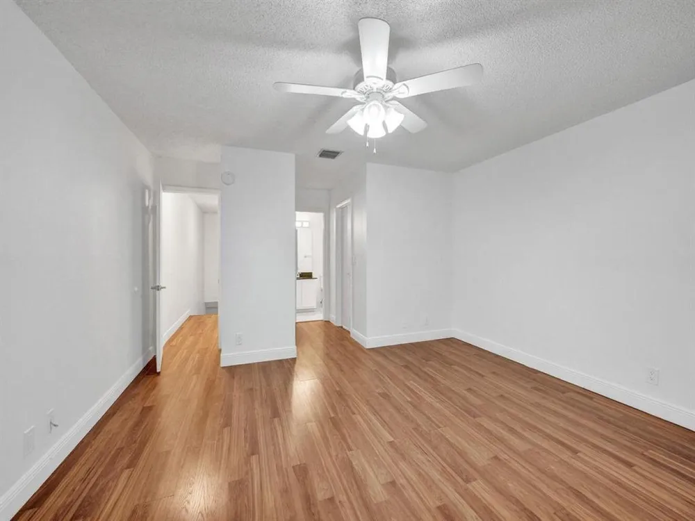 9845 Riverside Dr, Coral Springs, FL 33071