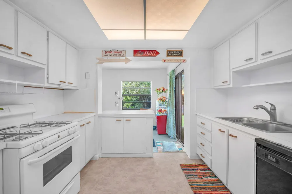 8380 NW 28th St, Sunrise, FL 33322
