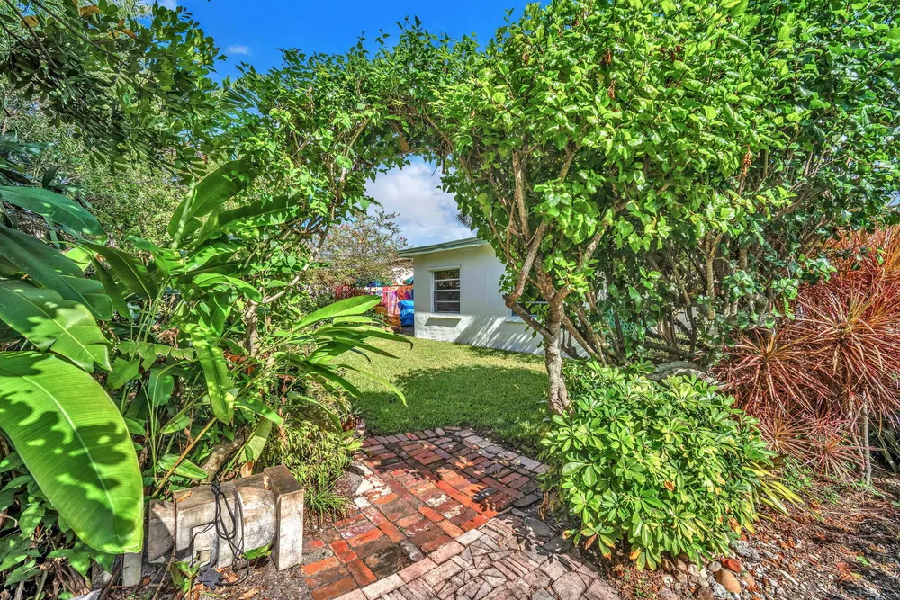8380 NW 28th St, Sunrise, FL 33322