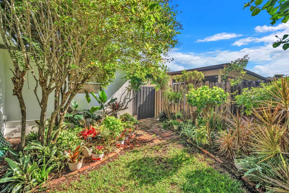 8380 NW 28th St, Sunrise, FL 33322