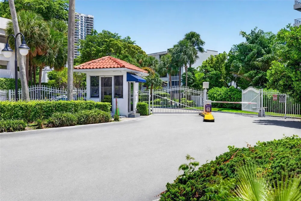 3350 NE 192nd St, Aventura, FL 33180