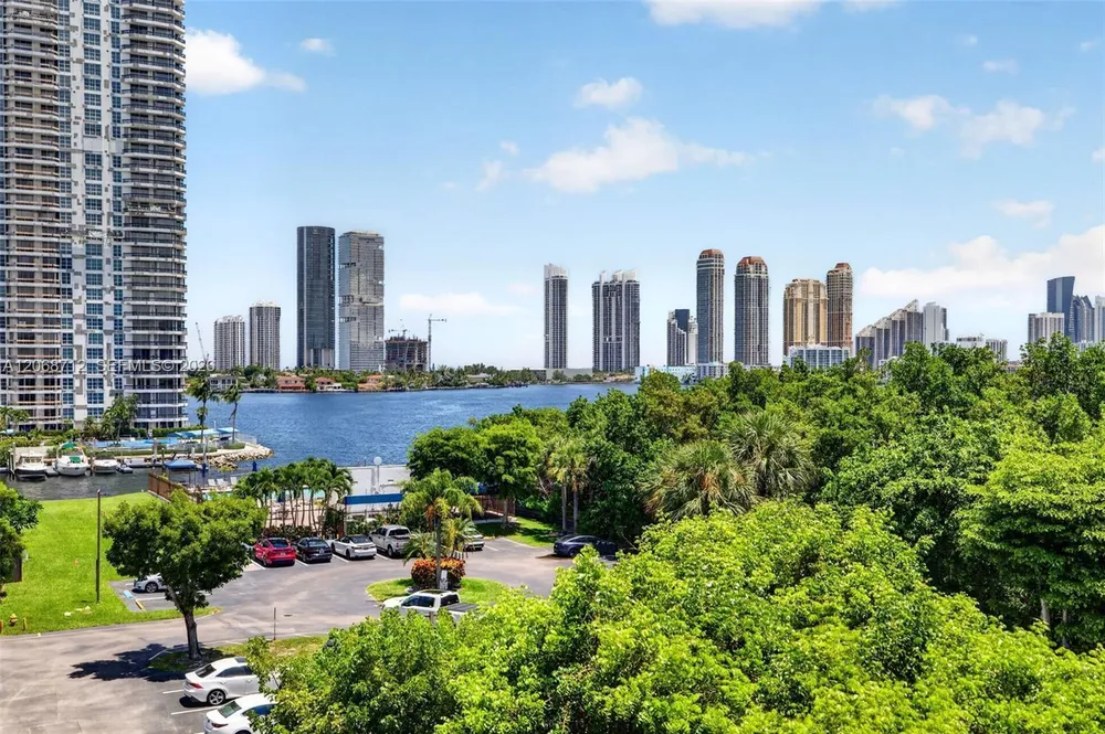 3350 NE 192nd St, Aventura, FL 33180