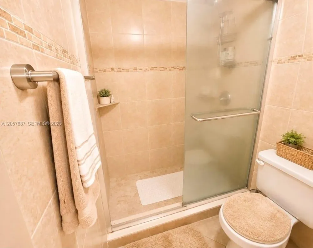3905 N Nob Hill Rd, Sunrise, FL 33351