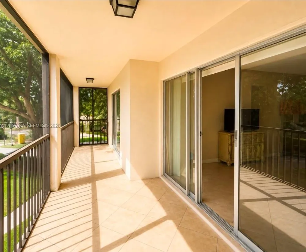 3905 N Nob Hill Rd, Sunrise, FL 33351