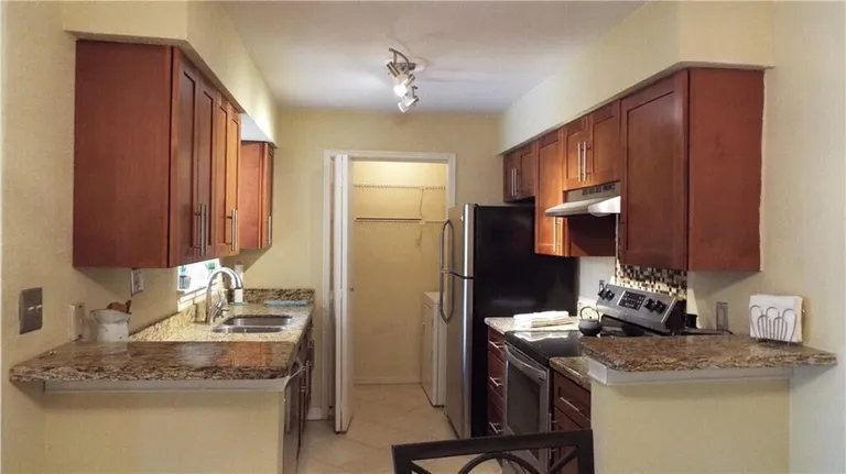 833 Riverside Dr, Coral Springs, FL 33071