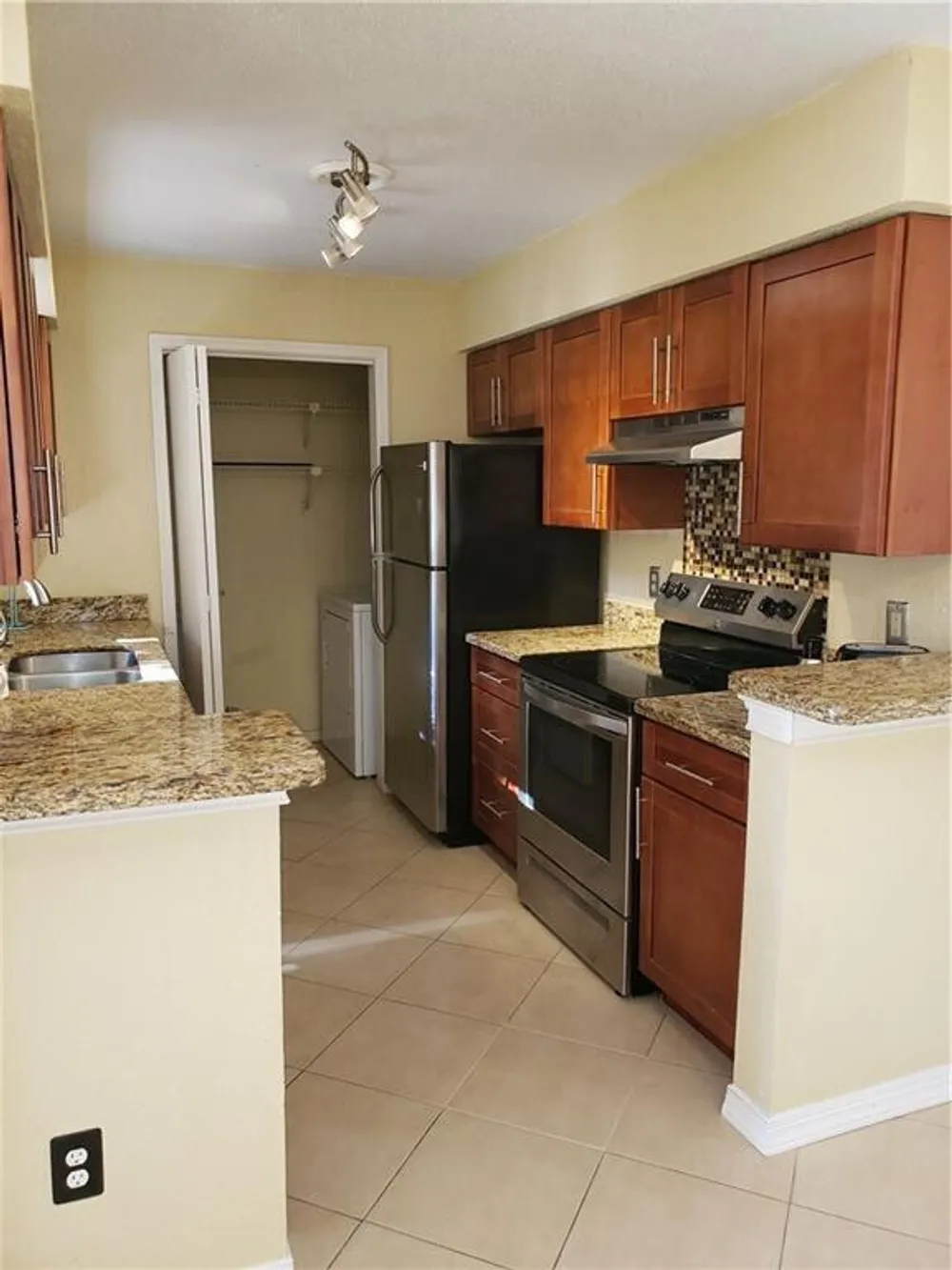 833 Riverside Dr, Coral Springs, FL 33071