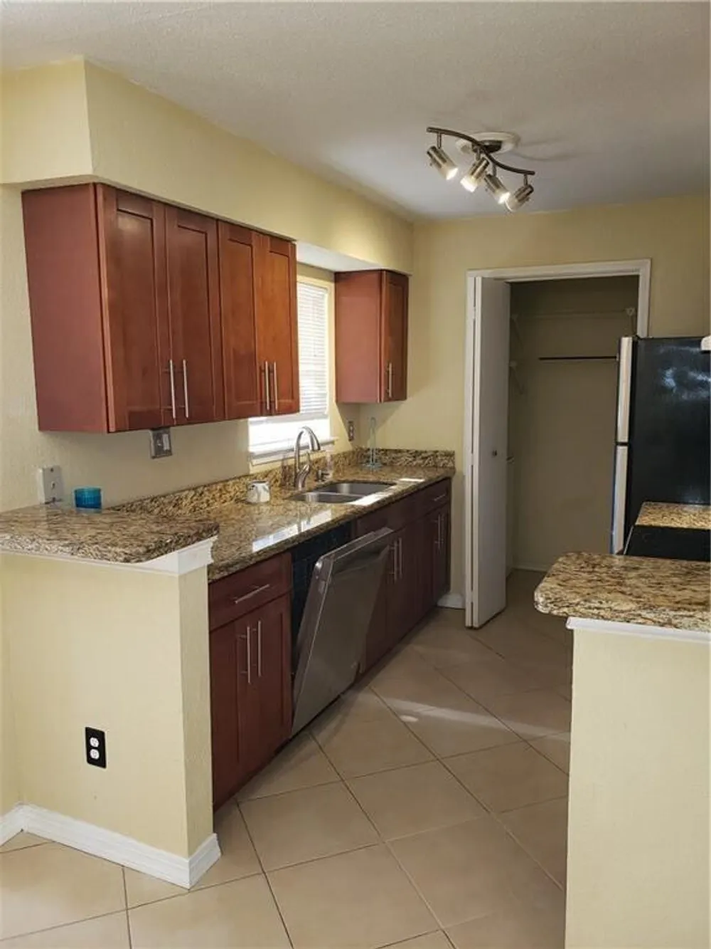 833 Riverside Dr, Coral Springs, FL 33071