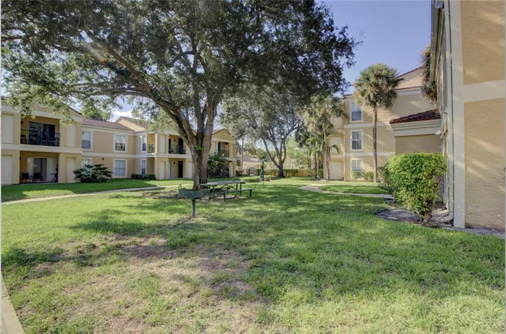 833 Riverside Dr, Coral Springs, FL 33071