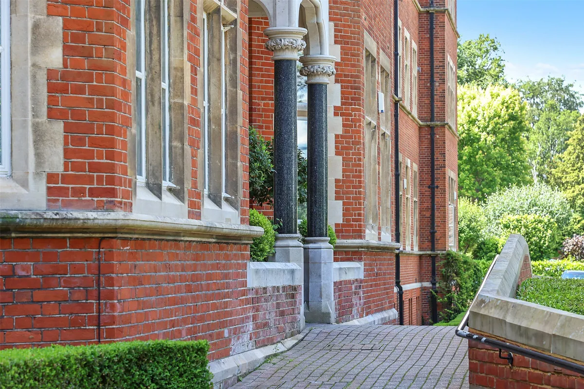 Lavender Close, Leatherhead, Surrey, KT22