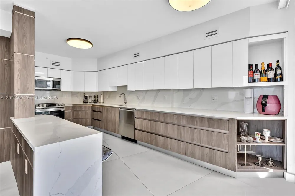 3370 Hidden Bay Dr, Miami, FL 33180