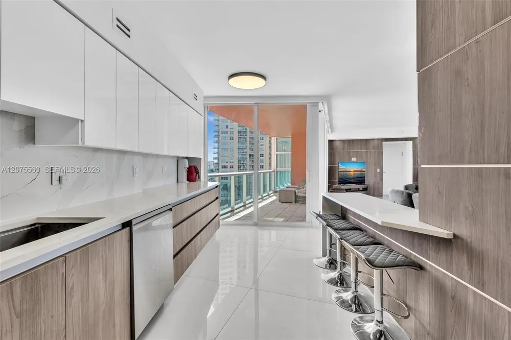 3370 Hidden Bay Dr, Miami, FL 33180