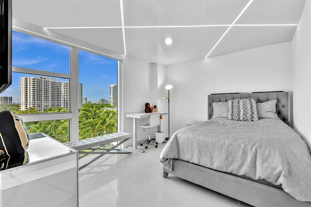 3370 Hidden Bay Dr, Miami, FL 33180