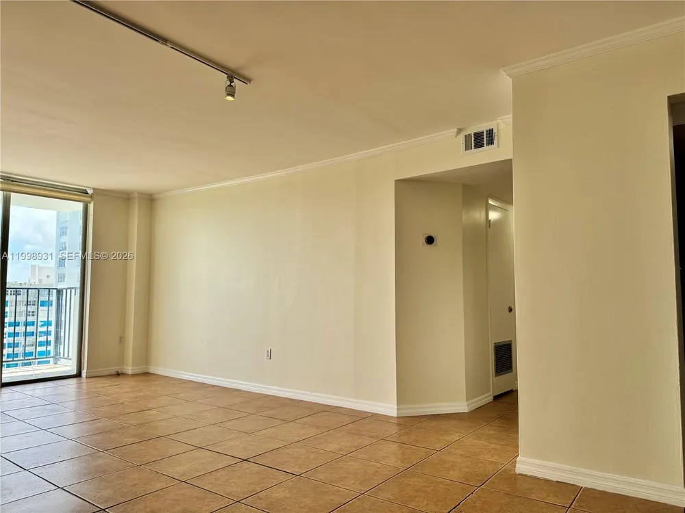 2780 NE 183rd St, Aventura, FL 33160