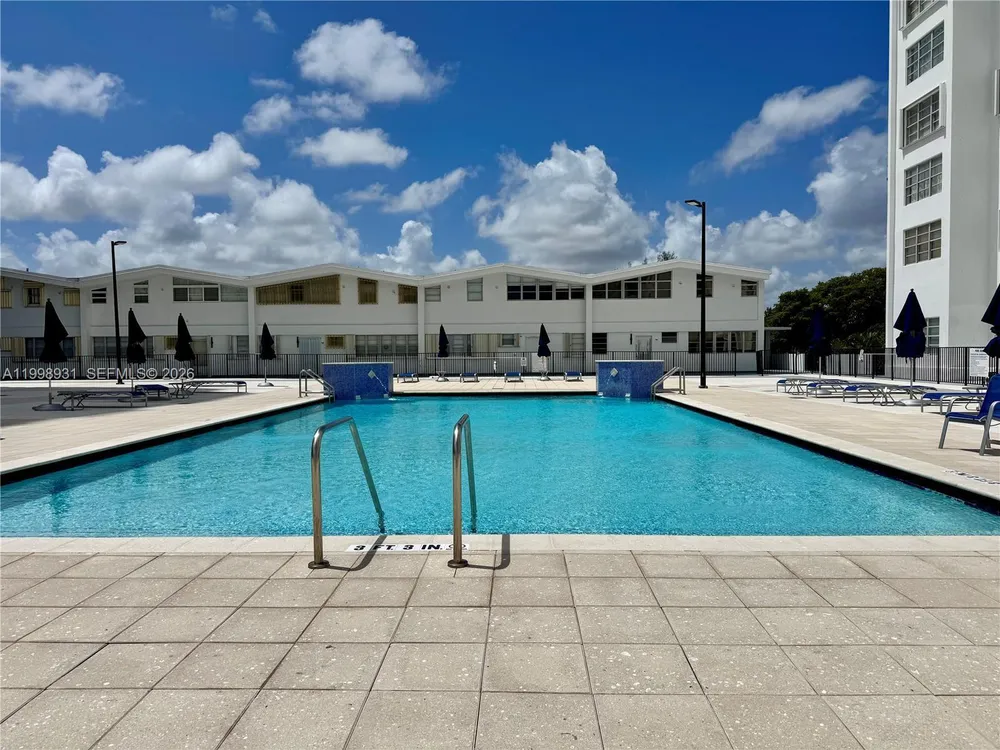 2780 NE 183rd St, Aventura, FL 33160
