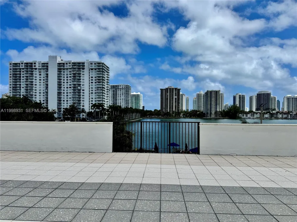 2780 NE 183rd St, Aventura, FL 33160