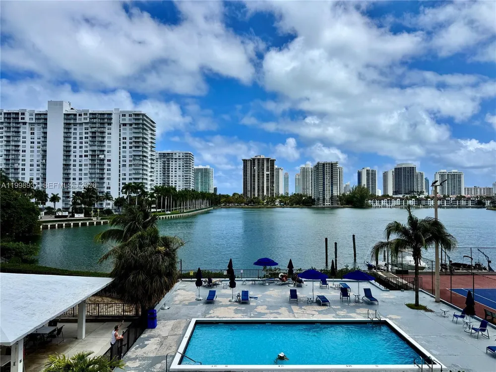 2780 NE 183rd St, Aventura, FL 33160