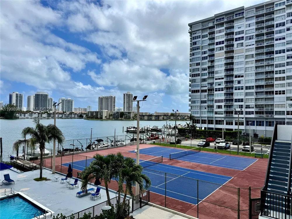 2780 NE 183rd St, Aventura, FL 33160