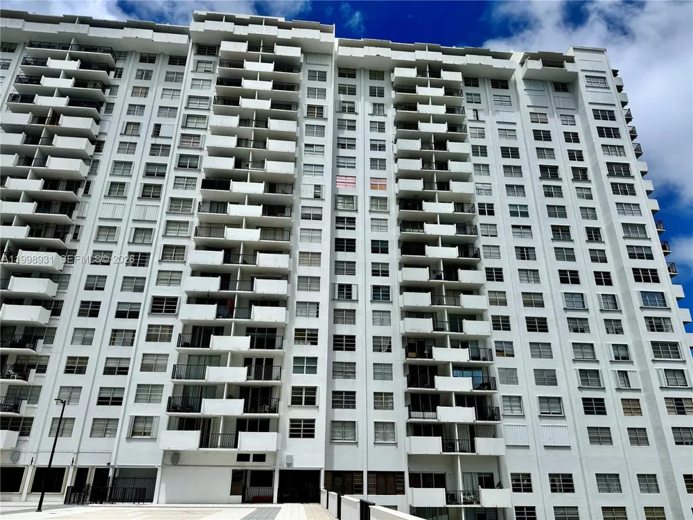 2780 NE 183rd St, Aventura, FL 33160