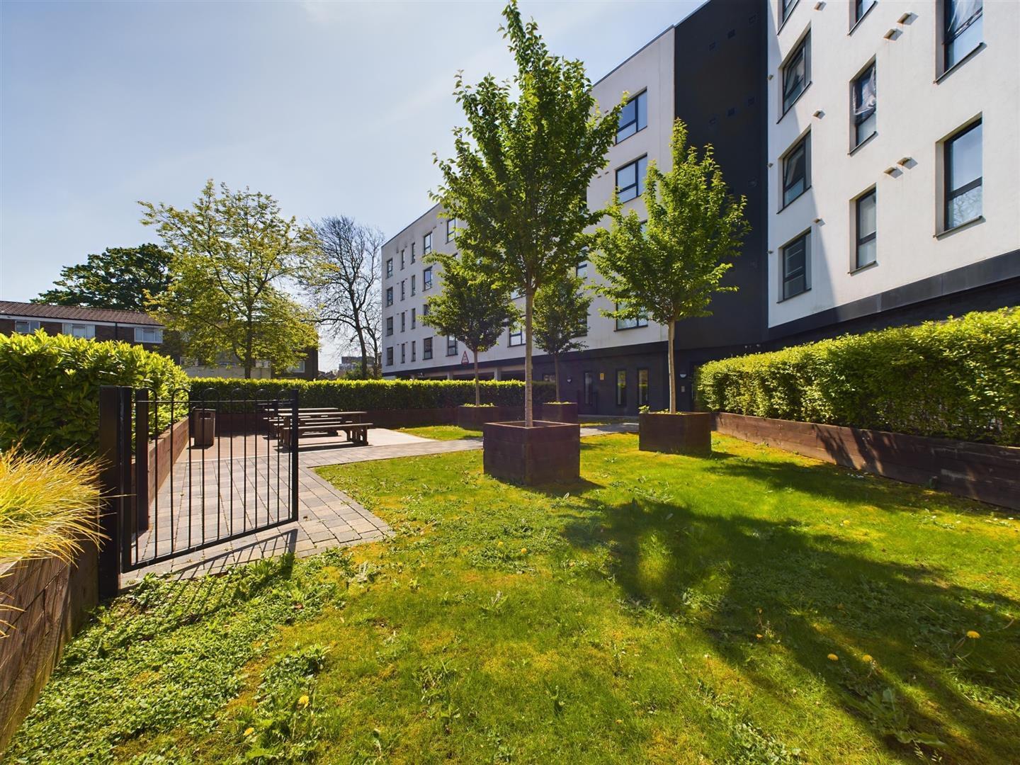 London Road, Crawley Image 10
