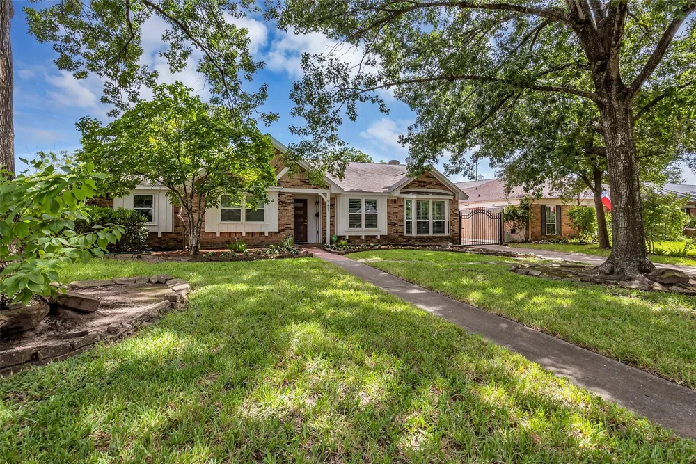 947 Thornton Rd, Houston, TX 77018