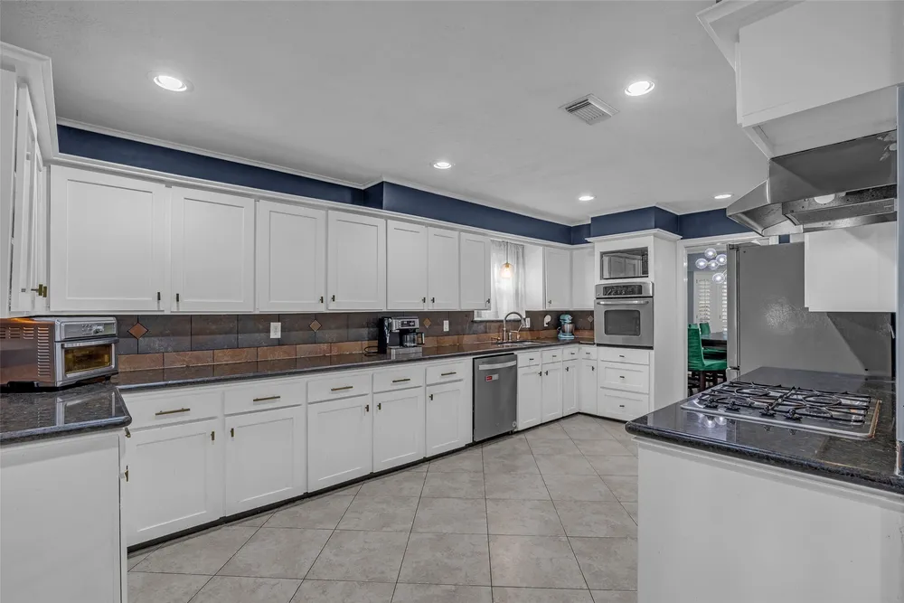 947 Thornton Rd, Houston, TX 77018