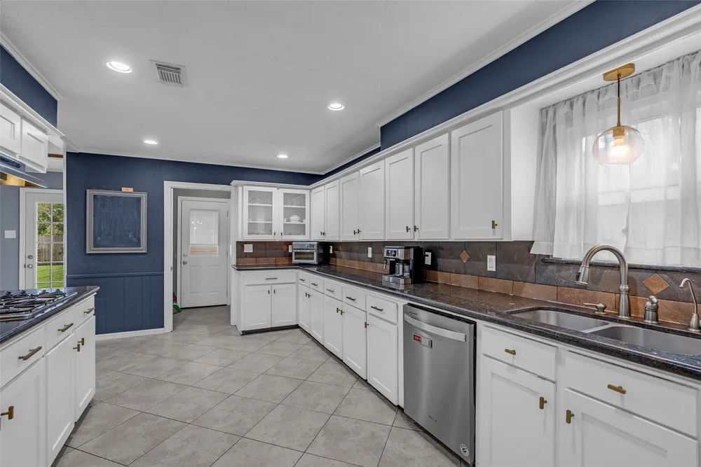 947 Thornton Rd, Houston, TX 77018