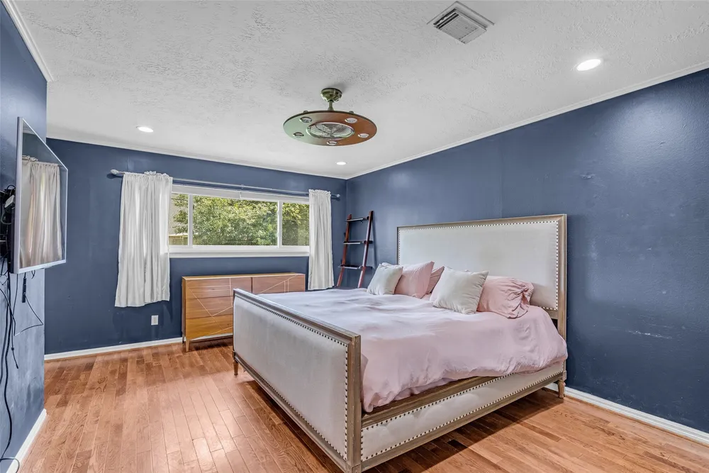 947 Thornton Rd, Houston, TX 77018