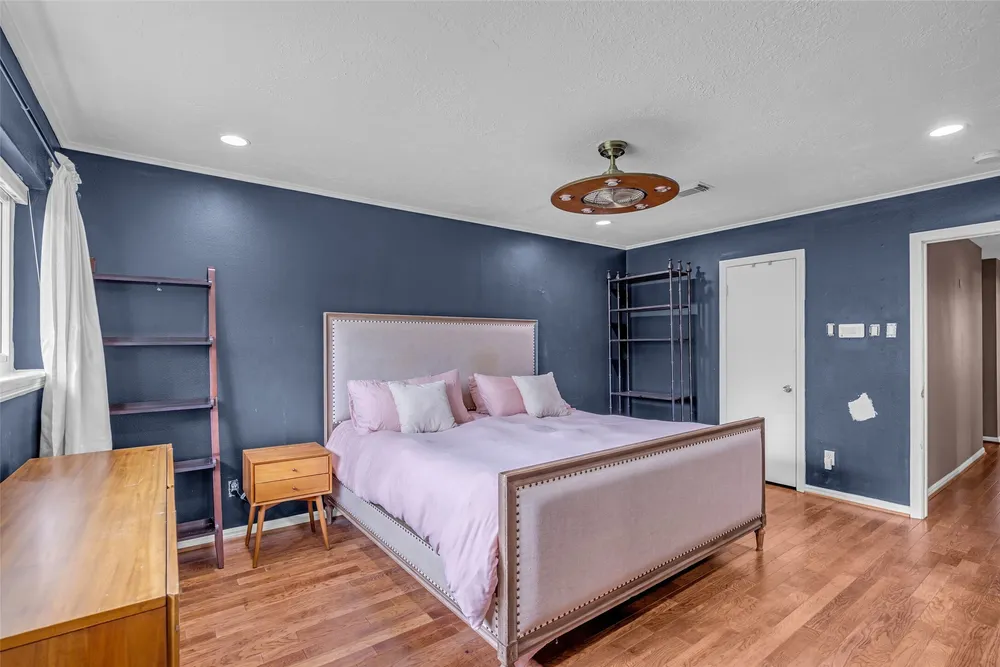947 Thornton Rd, Houston, TX 77018