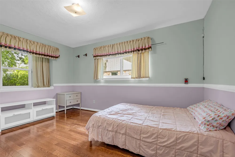 947 Thornton Rd, Houston, TX 77018