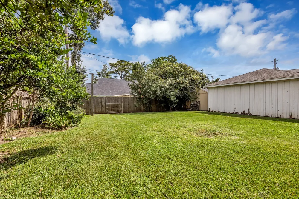 947 Thornton Rd, Houston, TX 77018