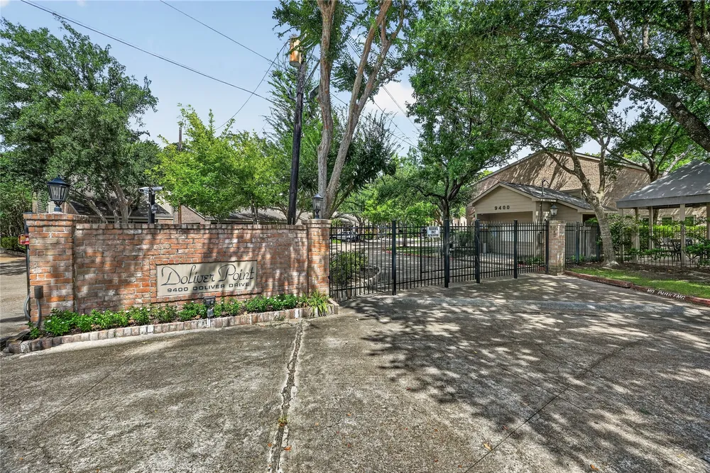 9400 Doliver Dr, Houston, TX 77063