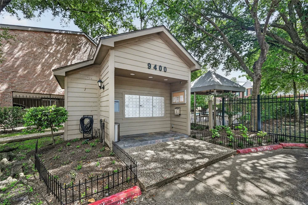 9400 Doliver Dr, Houston, TX 77063