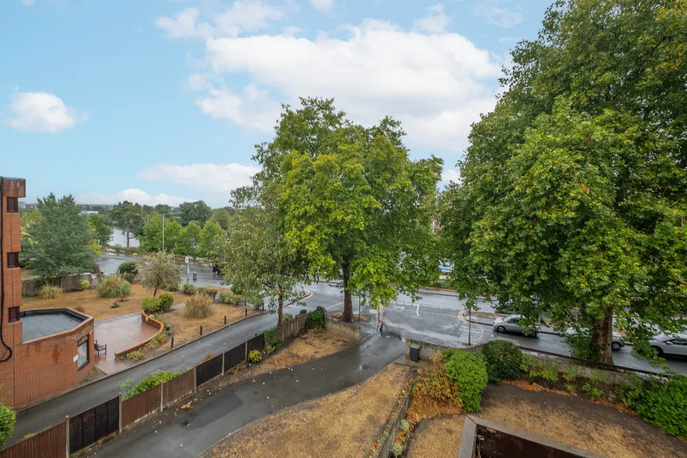 Portsmouth Road, Kingston Upon Thames, KT1 photo 2