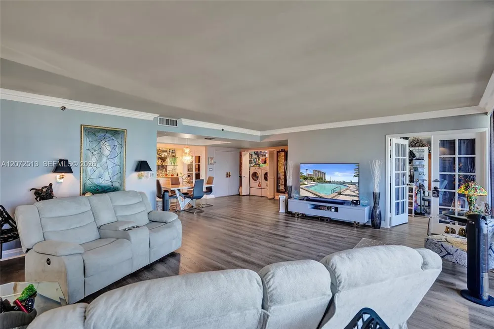 11113 Biscayne Blvd, Miami, FL 33181