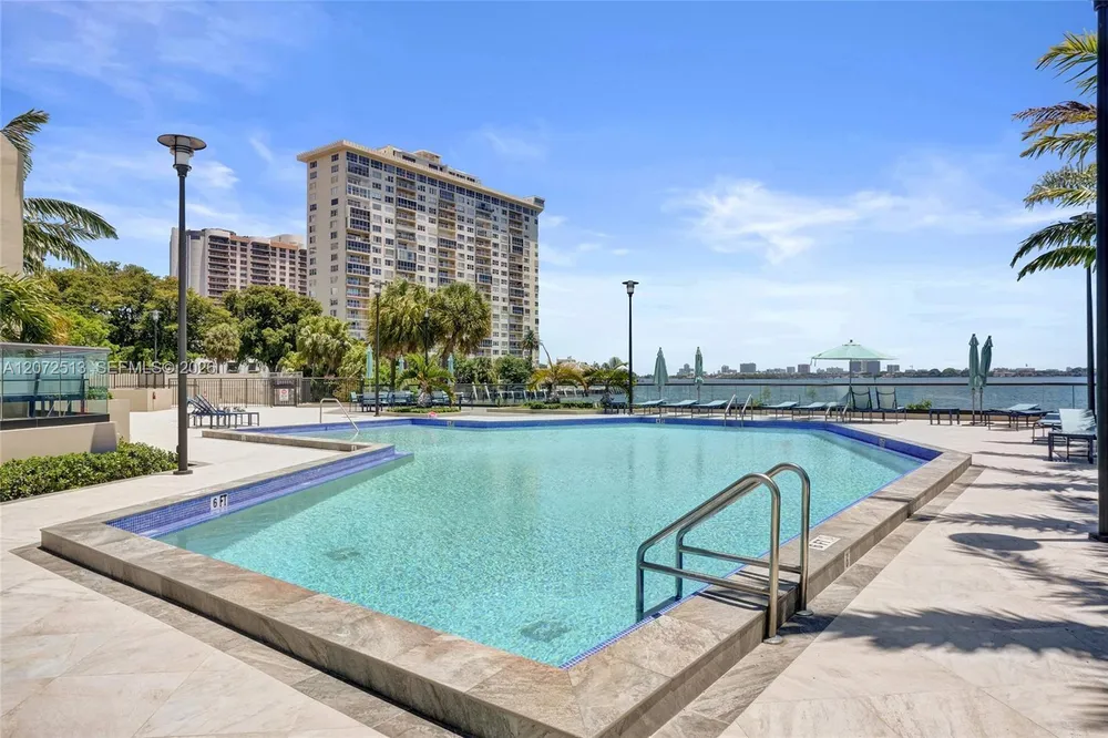 11113 Biscayne Blvd, Miami, FL 33181