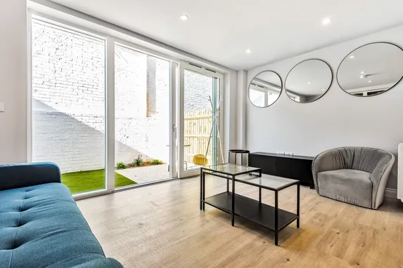 Wells Walk, E7
