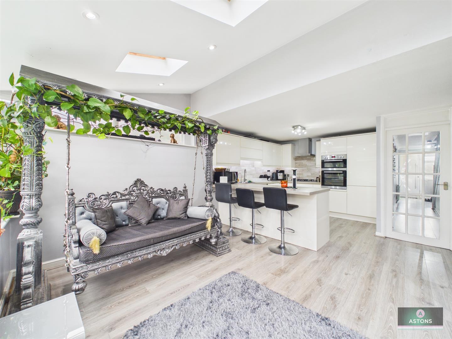 Dunsfold Close, Gossops Green Image 3