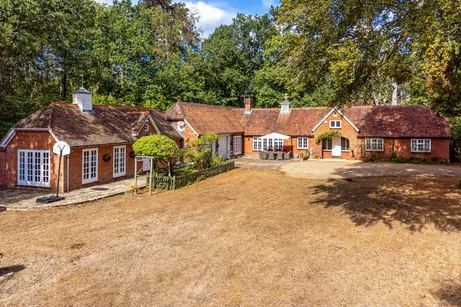 Chertsey Road, Windlesham, GU20