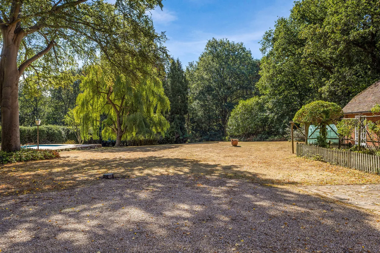 Chertsey Road, Windlesham, GU20 photo 2