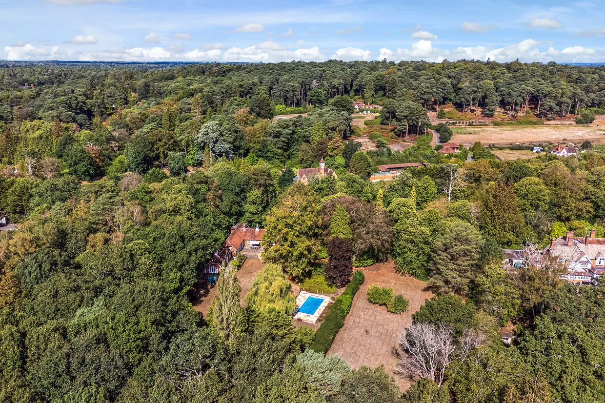 Chertsey Road, Windlesham, GU20 photo 3
