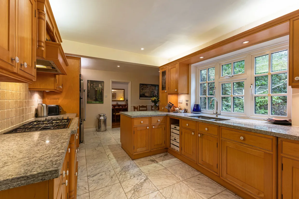 Chertsey Road, Windlesham, GU20 photo 9