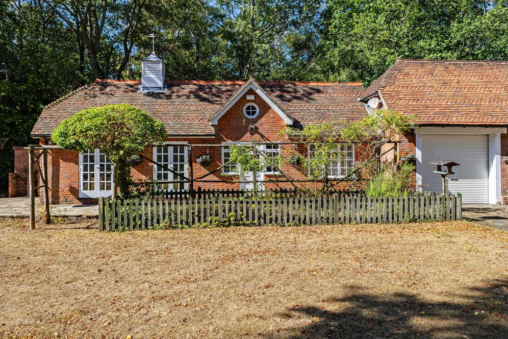 Chertsey Road, Windlesham, GU20 photo 16
