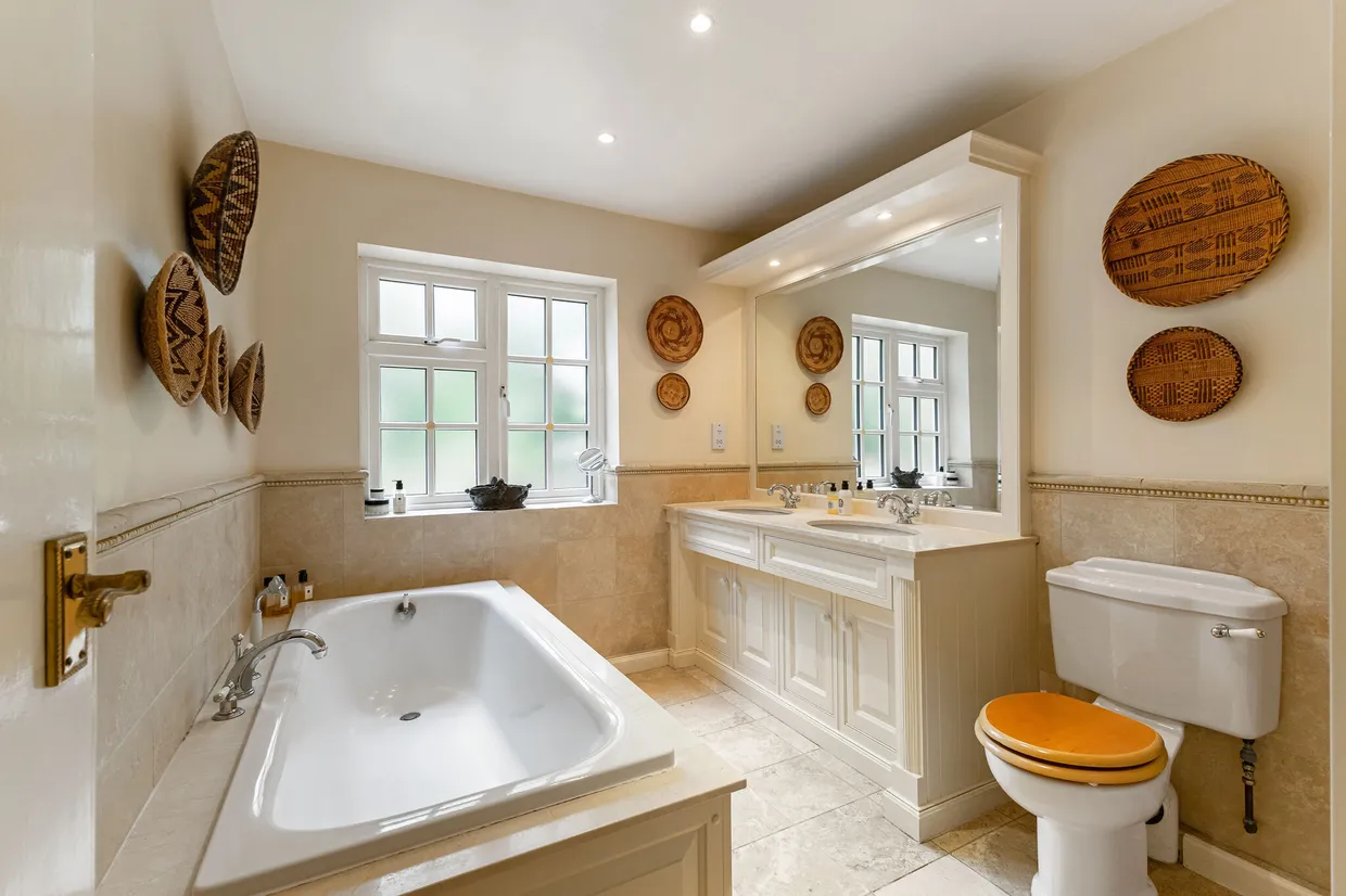 Chertsey Road, Windlesham, GU20 photo 18