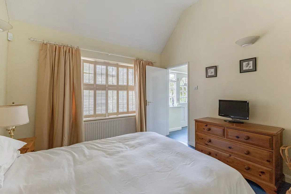 Chertsey Road, Windlesham, GU20 photo 19