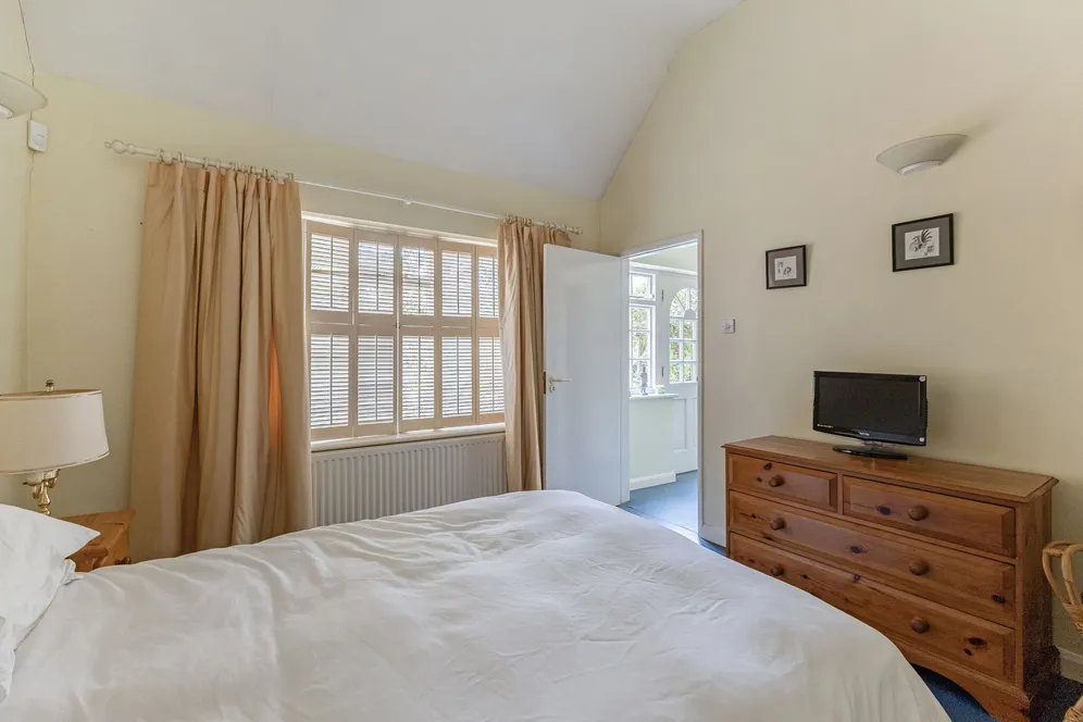 Chertsey Road, Windlesham, GU20 photo 19