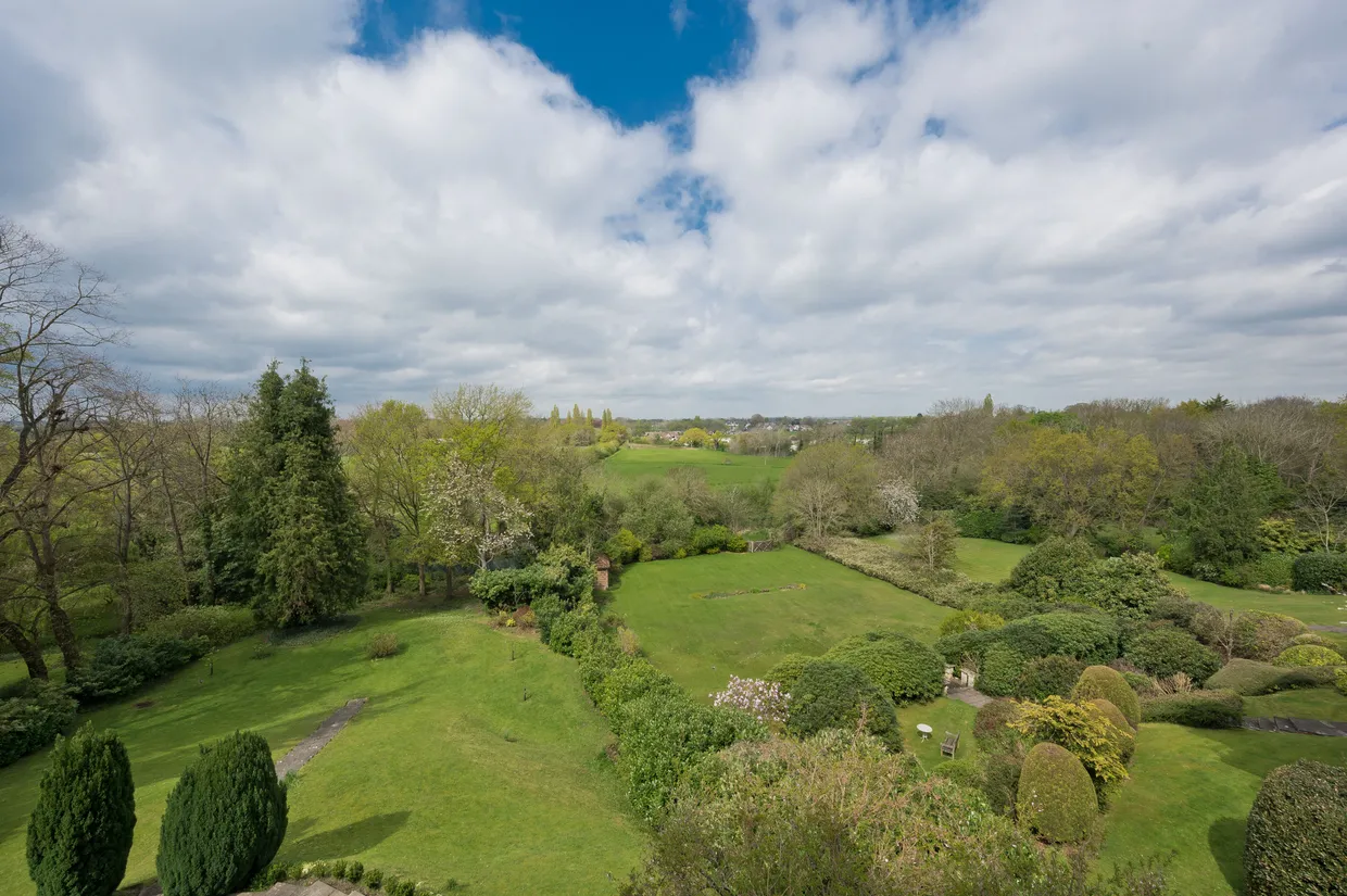 Oatlands Drive, Weybridge, KT13 photo 3