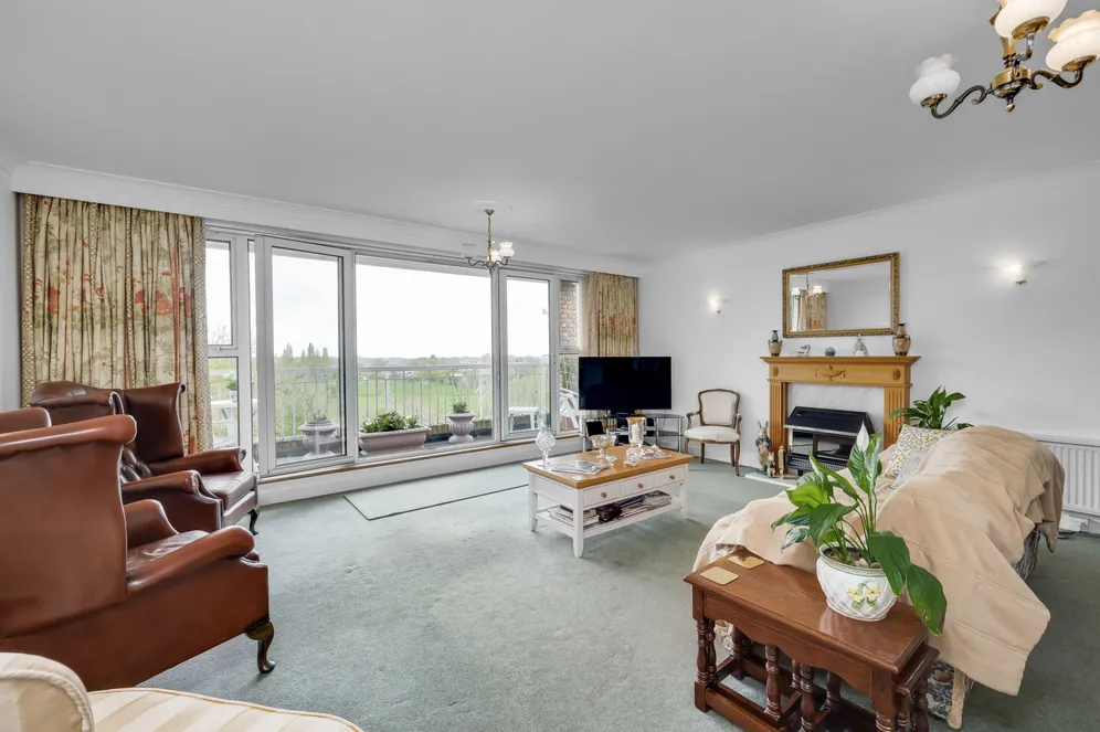 Oatlands Drive, Weybridge, KT13 photo 4
